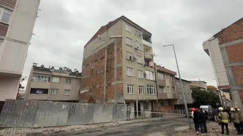 Küçükçekmece'de korku dolu anlar: Çatırtı sesleri yükselen bina boşaltıldı