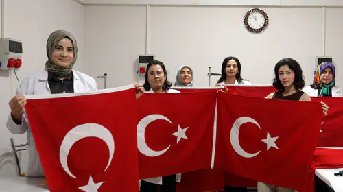 Gaziantep'te Cumhuriyet coşkusu: Ellerinde ilmek ilmek Türk bayrağı
