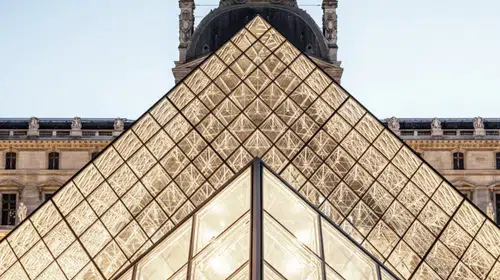 Paris'te protesto dalgası sanatı vurdu: Louvre kapılarını kilitledi
