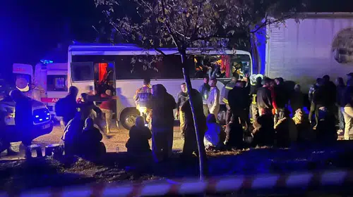 Isparta'da tarım işçilerini taşıyan araç kaza yaptı: 17 yaralı