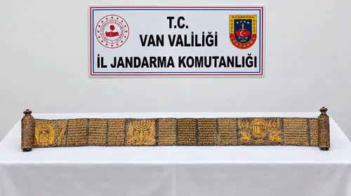 Van'da kaçakçılık operasyonu: Paha biçilemez Tevrat ele geçirildi