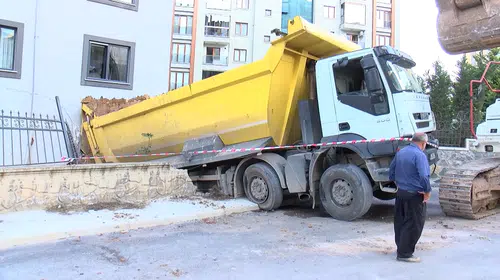 Pendik'te dehşet anları: Kontrolden çıkan kamyon binanın içine daldı