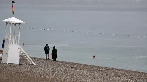 Antalya'da sağanak yağışa rağmen deniz keyfi