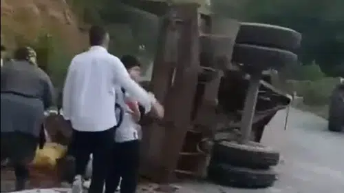 Düzce'de tarım aracı kazası: Römork devrildi, 11 kişi yaralandı
