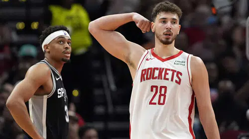 Alperen Şengün NBA sezonuna double-double ile başladı