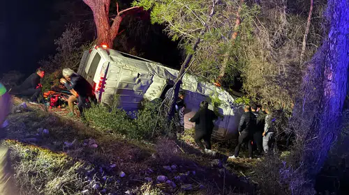 Antalya'da tur minibüsü kaza yaptı: Dağcıları taşıyan araç şarampole uçtu