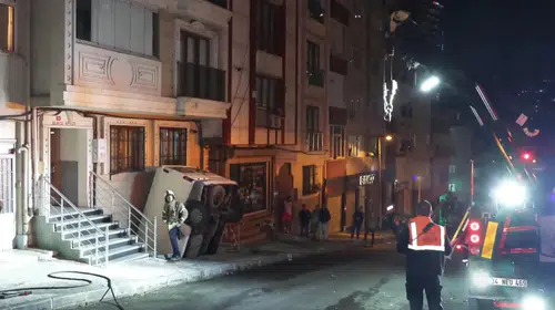 Şişli'de korku dolu anlar: Kontrolden çıkan minibüs bina boşluğuna uçtu