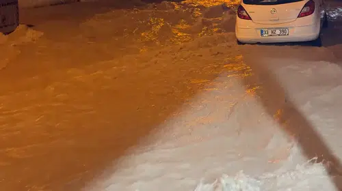 Mersin'de turuncu kod alarmı: Şehir merkezi sular altında kaldı