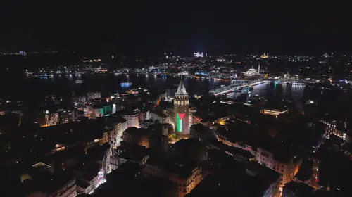 İstanbul'un simgesi Gazze'deki trajediye ışık tuttu