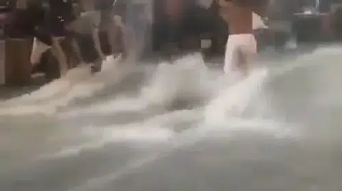 Tahtakale'de sağanak dehşeti: Esnafın sularla mücadelesi kamerada