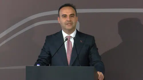 Bakan Kacır'dan otomotiv devlerine çağrı: Türkiye stratejik bir ortak