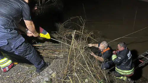 Fatsa'da sel suları arasında kalan sürücüye itfaiye eli uzandı