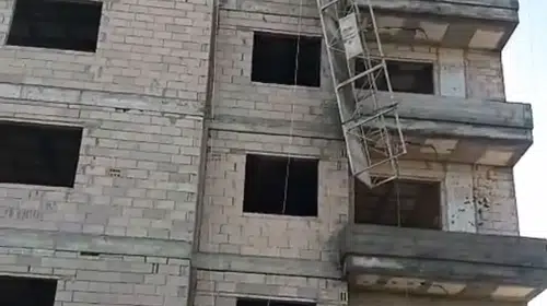 Tarsus'ta inşaat faciası: İskeleden düşen iki kardeşten biri hayatını kaybetti