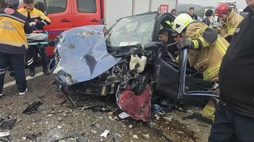 Orhangazi'de korkutan kaza: Hafriyat kamyonu ile otomobil çarpıştı