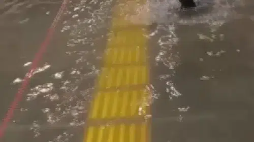 İstanbul'da şiddetli yağış ulaşımı felç etti: Metro istasyonları ve AVM otoparkları sular altında