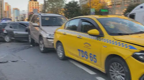 Barbaros Bulvarı'nda trafik kâbusu: Beş araç birbirine girdi