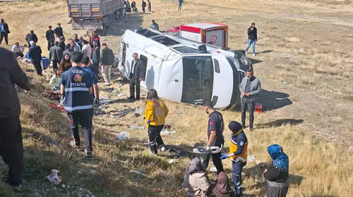 Van'da trafik dehşeti: Minibüs şarampole uçtu, çok sayıda yaralı var
