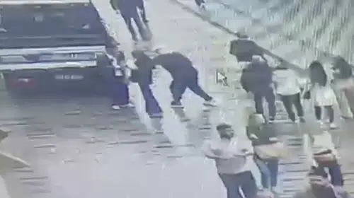 İstiklal Caddesi'nde saniyeler süren kapkaç girişimi polis engeline takıldı