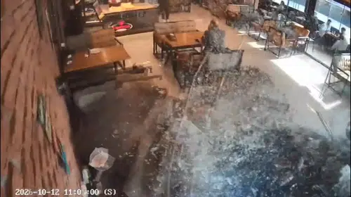 Esenyurt'ta korku dolu anlar: Kontrolden çıkan araç börekçiye daldı