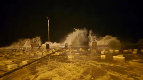Mudanya'da fırtına dehşeti: Dev dalgalar kordonu yerle bir etti