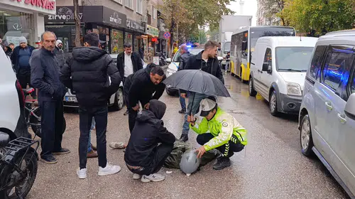 İnegöl'deki kazada duygulandıran anlar: Yaralı genci yağmurdan korumak için seferber oldu
