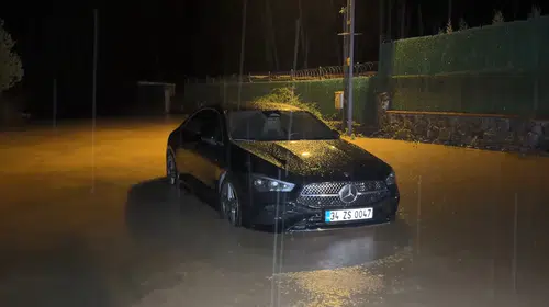 Şile'de sağanak kabusu: Sulara gömülen araçtan son anda çıkarıldılar