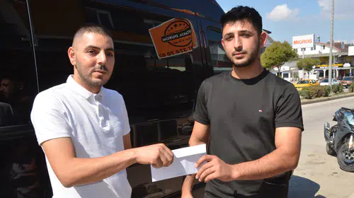 Yola saçılan paraları toplayıp sahibini aradı: İnsanlık ölmemiş dedirten hareket