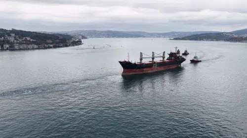 Boğaz'da kritik geçiş: İHA saldırısına uğrayan gemi İstanbul'a ulaştı