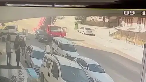 Kontrolden çıkan kamyonet dehşet saçtı: Kaza anı saniye saniye kaydedildi
