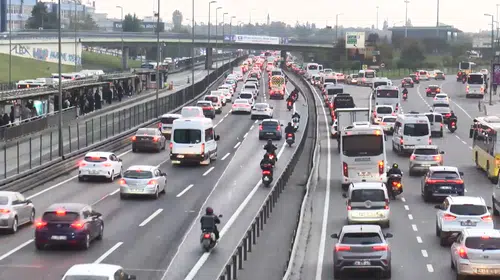 İstanbul'da pazartesi mesaisi kilitlendi: Trafik haritası kırmızıya boyandı