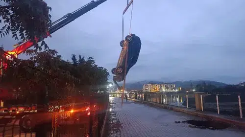 Kızılırmak sahil yolunda korkutan çökme: Otomobil dev çukura saplandı