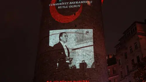 Galata Kulesi'nde Cumhuriyet coşkusu: Atatürk silüetleri geceyi aydınlattı