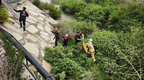 Antakya'da korku dolu anlar: Dereye yuvarlanan araçtan sağ çıktılar