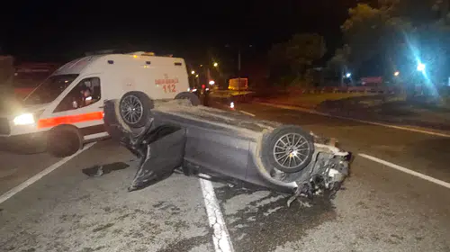 Bursa'da sabah saatlerinde dehşet: Otomobil takla attı, 3 kişi hastanelik oldu