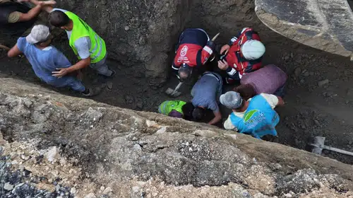Arsuz'da korku dolu anlar: Toprak altında kalan işçi sağ kurtarıldı