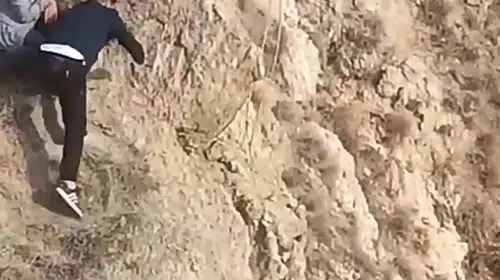 Erzurum'da nefes kesen operasyon: Kayalıklarda mahsur kalan koyunu kementle kurtardılar