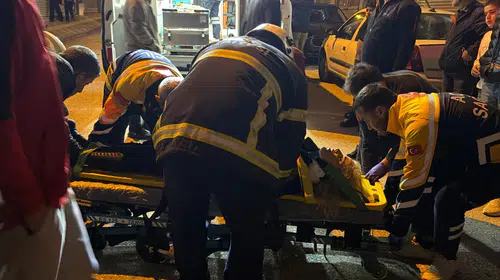 Kahta'da trafik kazası: Otomobiller dükkanın vitrinine daldı