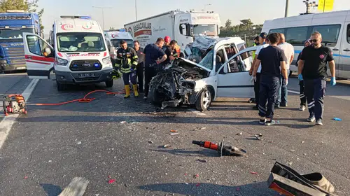 Tarsus yolunda acı bilanço: TIR'a çarpan araçtaki karı koca hayatını kaybetti