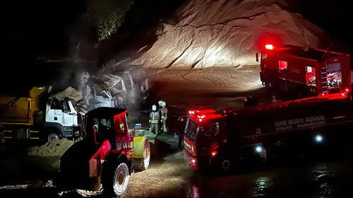 Edirne'de gece yarısı dehşeti: Kum ocağında üç kamyon küle döndü