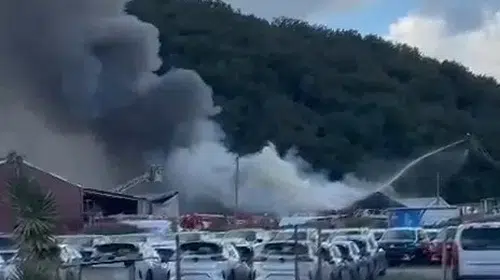Eyüpsultan'da korkutan otopark yangını: Alevler gökyüzünü kapladı