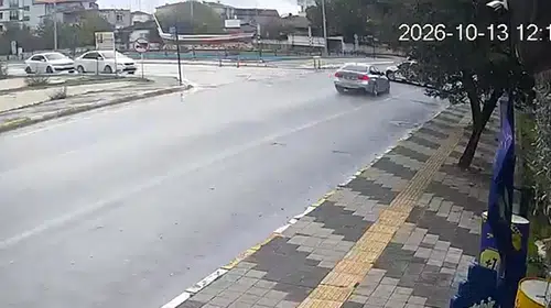 Saray'da kavşak kazası kamerada: Bir kişi hastanelik oldu