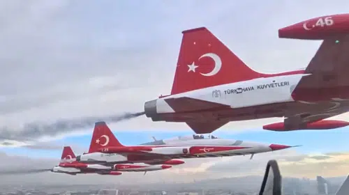 Kokpitin içinden gökyüzüne yazılan destan: Türk Yıldızları'ndan nefes kesen gösteri