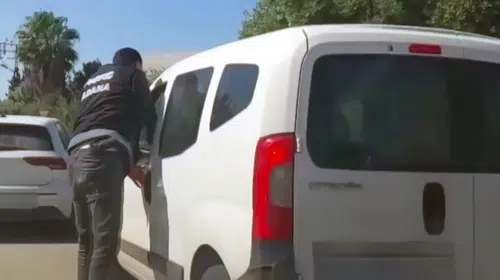 Adana'da narkotik operasyonu: Hafif ticari araçta tonlarca uyuşturucu ele geçirildi
