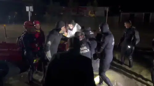 Demet Özdemir'in zor anları: Sağanak yağış stüdyoyu göle çevirdi