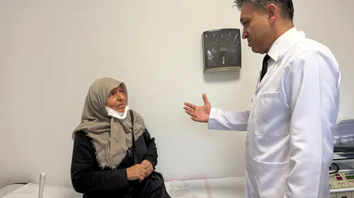 74 yaşındaki hastanın karnından dev kitle çıktı: 30 santimlik tümör temizlendi