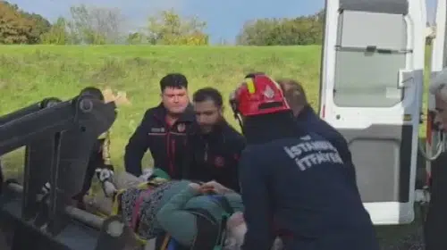 Çatalca'da sel suları hayatı felç etti: Yaralı kadın kepçe ile kurtarıldı