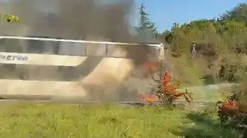 Bayrampaşa trafiğinde korkutan anlar: Yolcu otobüsü alevlere teslim oldu