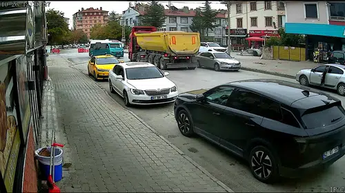 Konya'da dehşet anları: Minibüs ve kamyon çarpıştı, 10 kişi yaralandı