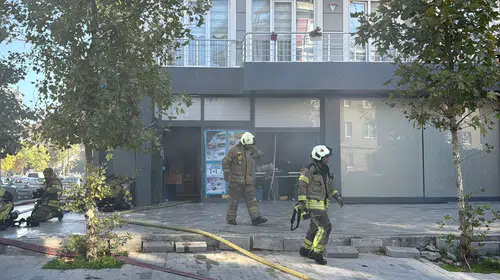 Büyükçekmece'de market paniği: Depodaki alevler binayı sardı