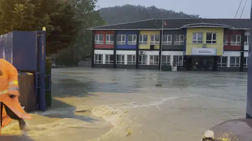 İstanbul'da sağanak felaketi: Alibey Deresi taştı, okul bahçesini su bastı